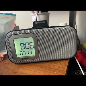 Ihome wireless dual alarm clock with usb charging